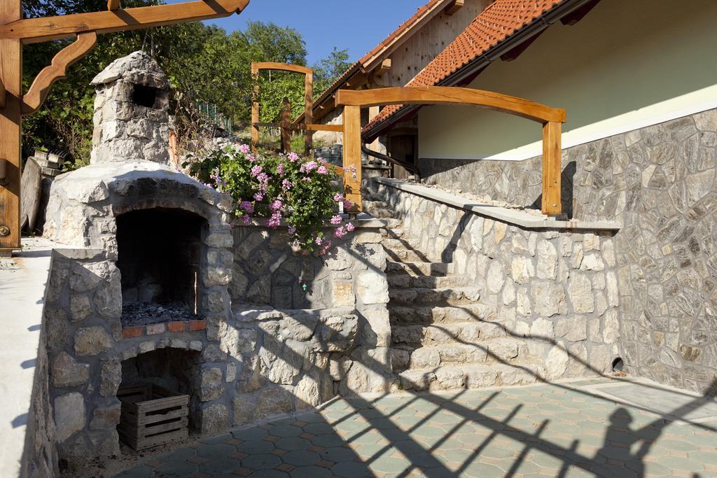 Vineyard Cottage Lustek Ново Место Екстериор снимка