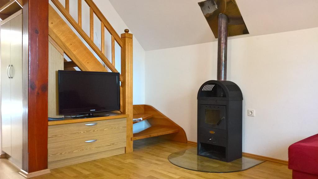 Vineyard Cottage Lustek Ново Место Екстериор снимка